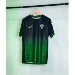 Vista frontal de la camiseta alternativa del Elche CF para la temporada 26/27. Tercera equipación oficial de fútbol para adulto.