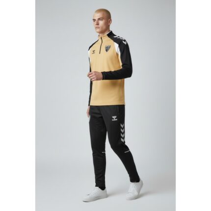 Conjunto de entrenamiento del Málaga CF para la temporada 2026/2027. Incluye camiseta y pantalón de la equipación de adulto.