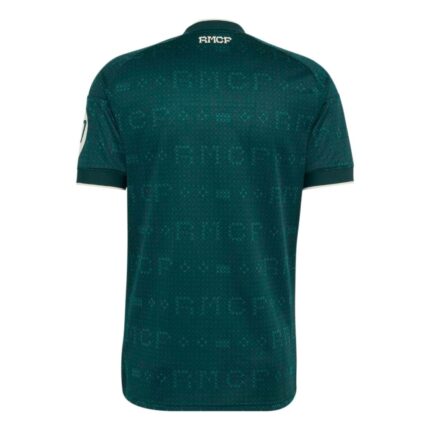 Equipación de visitante del Real Madrid 2027. Vista frontal de la camiseta de fútbol de la segunda equipación para hombre.