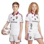 Primera equipación de fútbol del Albacete para niños temporada 26/27. Camiseta y pantalón blancos oficiales para los más pequeños.