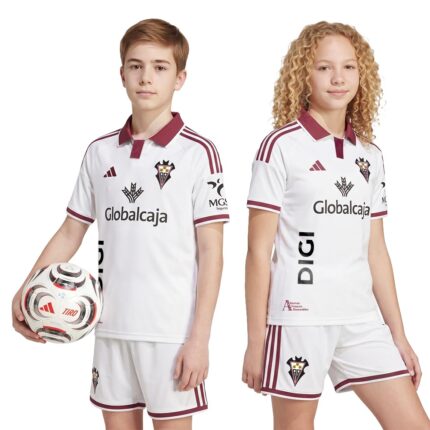 Primera equipación de fútbol del Albacete para niños temporada 26/27. Camiseta y pantalón blancos oficiales para los más pequeños.