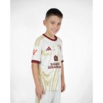 Vista frontal de la tercera equipación de fútbol del Granada CF para niños de la temporada 26-27. Incluye camiseta y pantalón.