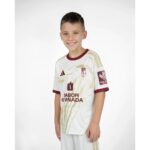 Vista frontal de la tercera equipación de fútbol del Granada CF para niños de la temporada 26-27. Incluye camiseta y pantalón.