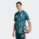 Camiseta de calentamiento oficial del Real Madrid para la temporada 2026/2027. Equipación de entrenamiento para adulto.