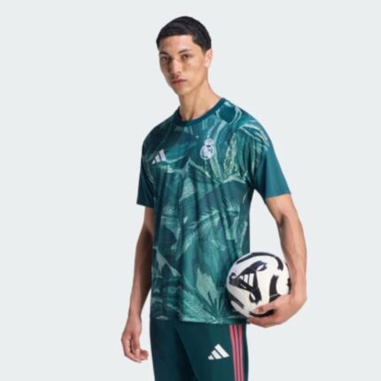 Camiseta de calentamiento oficial del Real Madrid para la temporada 2026/2027. Equipación de entrenamiento para adulto.