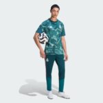 Camiseta de calentamiento oficial del Real Madrid para la temporada 2026/2027. Equipación de entrenamiento para adulto.