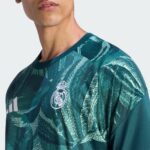 Camiseta de calentamiento oficial del Real Madrid para la temporada 2026/2027. Equipación de entrenamiento para adulto.