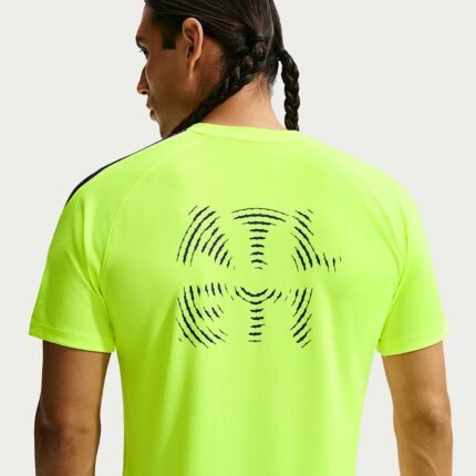 Camiseta de entrenamiento del Atlético de Madrid para la temporada 2026-2027. Diseño oficial para entrenar como los jugadores.
