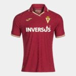 Camiseta oficial del Real Murcia CF para la temporada 2026-2027. Primera equipación de adulto, color grana. Logo y escudo.
