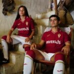 Camiseta oficial del Real Murcia CF para la temporada 2026-2027. Primera equipación de adulto, color grana. Logo y escudo.