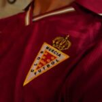 Camiseta oficial del Real Murcia CF para la temporada 2026-2027. Primera equipación de adulto, color grana. Logo y escudo.