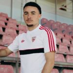 Camiseta de paseo del Sevilla FC para la temporada 26/27. Ropa oficial de fútbol para aficionado adulto.
