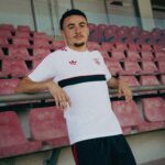 Camiseta de paseo del Sevilla FC para la temporada 26/27. Ropa oficial de fútbol para aficionado adulto.