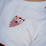 Camiseta de paseo del Sevilla FC para la temporada 26/27. Ropa oficial de fútbol para aficionado adulto.