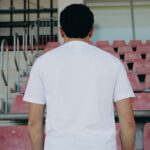 Camiseta de paseo del Sevilla FC para la temporada 26/27. Ropa oficial de fútbol para aficionado adulto.