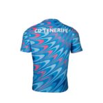 Camiseta oficial pre-partido del CD Tenerife para la temporada 2026/2027. Ropa de entrenamiento para aficionados del club.