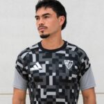 Vista frontal de la camiseta Prematch del Sevilla FC para hombre, temporada 26/27. Diseño en color negro con escudo del club bordado.