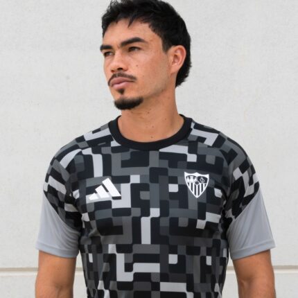 Vista frontal de la camiseta Prematch del Sevilla FC para hombre, temporada 26/27. Diseño en color negro con escudo del club bordado.