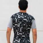 Vista frontal de la camiseta Prematch del Sevilla FC para hombre, temporada 26/27. Diseño en color negro con escudo del club bordado.