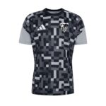 Vista frontal de la camiseta Prematch del Sevilla FC para hombre, temporada 26/27. Diseño en color negro con escudo del club bordado.