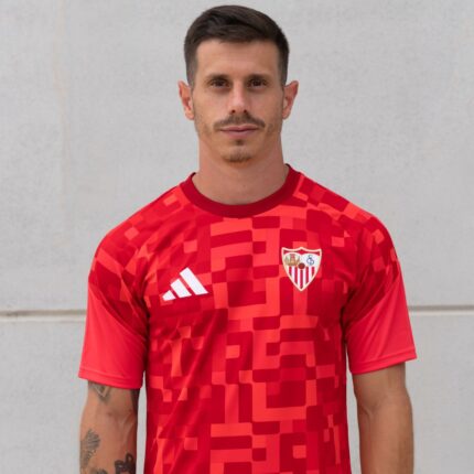 Vista frontal de la camiseta de calentamiento Prematch del Sevilla FC para la temporada 26/27. Diseño para adulto en color rojo.