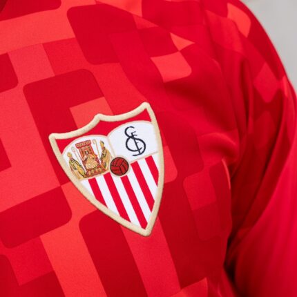 Vista frontal de la camiseta de calentamiento Prematch del Sevilla FC para la temporada 26/27. Diseño para adulto en color rojo.
