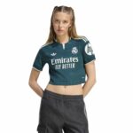Camiseta cropped para mujer del Real Madrid, tercera equipación 26/27 en color verde. Vista frontal de la prenda.