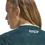 Camiseta cropped para mujer del Real Madrid, tercera equipación 26/27 en color verde. Vista frontal de la prenda.