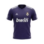 Camiseta Real Madrid 2010/11 tercera equipación morada — vista frontal en maniquí