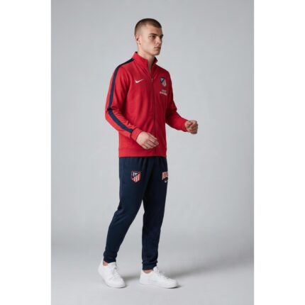 Chándal oficial del Atlético de Madrid para la temporada 26/27. Vista frontal del conjunto de la primera equipación para adulto.