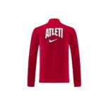 Chándal oficial del Atlético de Madrid para la temporada 26/27. Vista frontal del conjunto de la primera equipación para adulto.