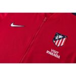Chándal oficial del Atlético de Madrid para la temporada 26/27. Vista frontal del conjunto de la primera equipación para adulto.