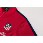 Chándal oficial del Atlético de Madrid para la temporada 26/27. Vista frontal del conjunto de la primera equipación para adulto.
