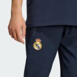 Chándal de entrenamiento Real Madrid Tiro 26/27 para adulto. Equipación oficial de fútbol Adidas para la temporada 2026-2027.