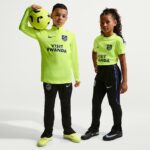 Imagen del conjunto de entrenamiento del Atlético de Madrid para niño, temporada 2026-2027. Equipación oficial para niños.