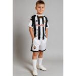 Equipación de fútbol oficial del CD Castellón para niños, temporada 26/27. Primera equipación albinegra en tallas infantiles.