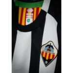 Equipación de fútbol oficial del CD Castellón para niños, temporada 26/27. Primera equipación albinegra en tallas infantiles.