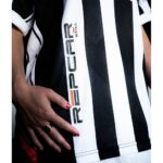Equipación de fútbol oficial del CD Castellón para niños, temporada 26/27. Primera equipación albinegra en tallas infantiles.