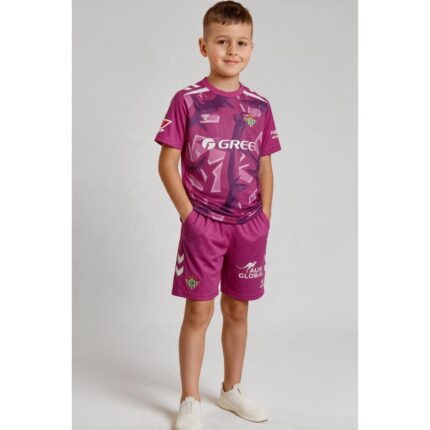 Equipación de portero para niños del Real Betis temporada 26/27 en color rosa, con camiseta y pantalón.