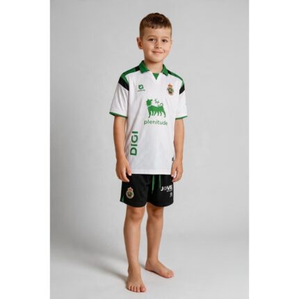 Equipación de fútbol para niño del Racing de Santander 26/27. Camiseta y pantalón de la primera equipación oficial verdiblanca.