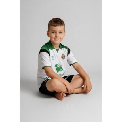 Equipación de fútbol para niño del Racing de Santander 26/27. Camiseta y pantalón de la primera equipación oficial verdiblanca.