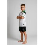 Equipación de fútbol para niño del Racing de Santander 26/27. Camiseta y pantalón de la primera equipación oficial verdiblanca.