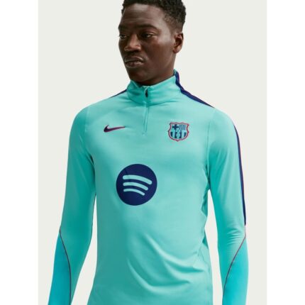 Sudadera de entrenamiento del FC Barcelona para la temporada 2026/2027 en color verde. Equipación de entrenamiento oficial del Barça.