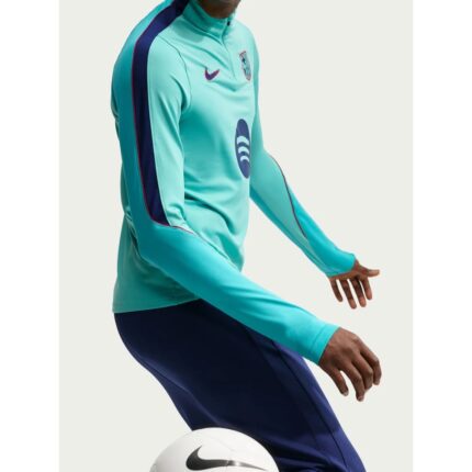 Sudadera de entrenamiento del FC Barcelona para la temporada 2026/2027 en color verde. Equipación de entrenamiento oficial del Barça.